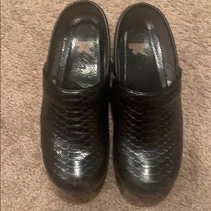 Danskos GUC size 38 Black snake skin XL